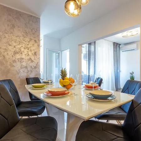 Apolon 2bdr With Balcony