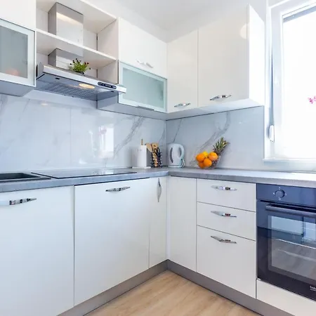 Apolon 2bdr With Balcony Zadar