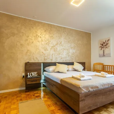 Lejlighed Apolon 2bdr With Balcony Zadar