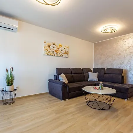 Apolon 2bdr With Balcony Apartamento Zadar