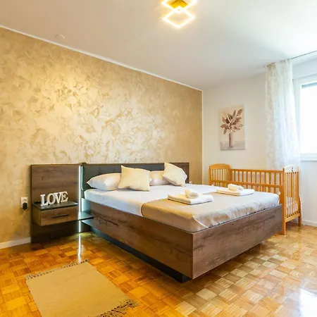 Apolon 2bdr With Balcony Zadar