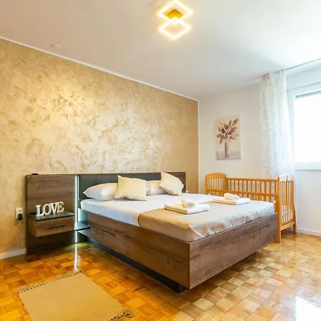 Apolon 2bdr With Balcony Apartamento Zadar
