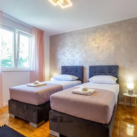 Apolon 2bdr With Balcony Apartamento