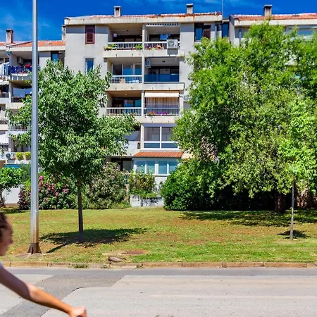 Apolon 2bdr With Balcony Apartment *