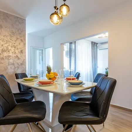 Apolon 2bdr With Balcony Zadar