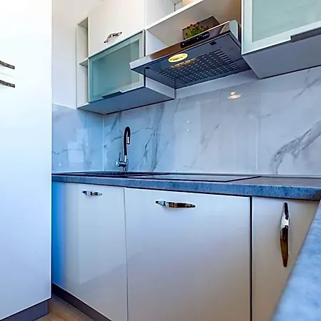 Apolon 2bdr With Balcony * זאדאר