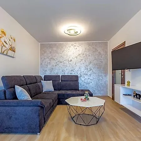 Apolon 2bdr With Balcony דירה