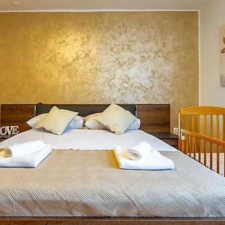 Apolon 2bdr With Balcony זאדאר