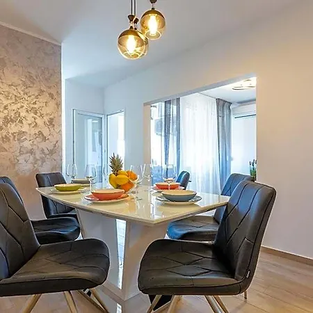 Apolon 2bdr With Balcony דירה
