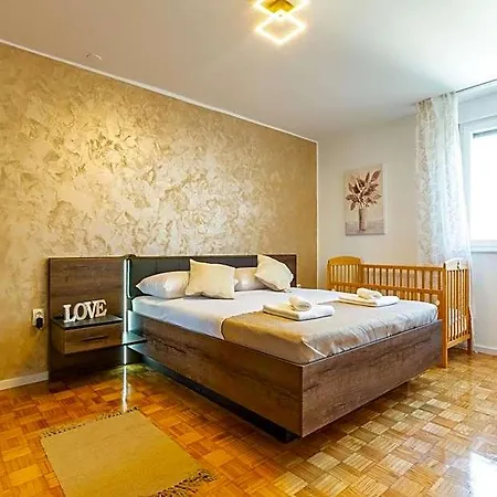 Apolon 2bdr With Balcony דירה
