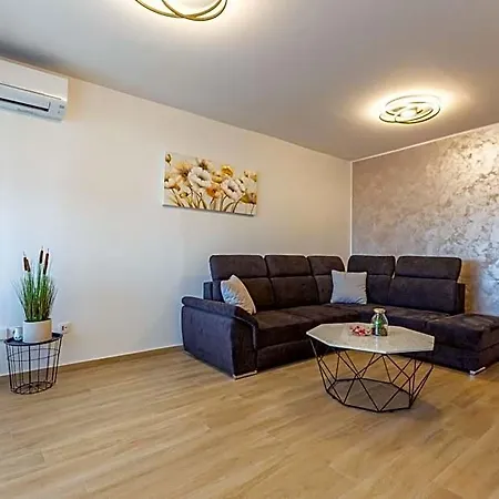 Apolon 2bdr With Balcony דירה זאדאר